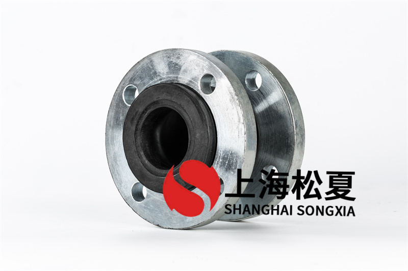 組裝球型橡膠軟接頭時(shí)，地腳螺栓的螺桿擠出機(jī)應(yīng)伸進(jìn)三通接頭兩側(cè)